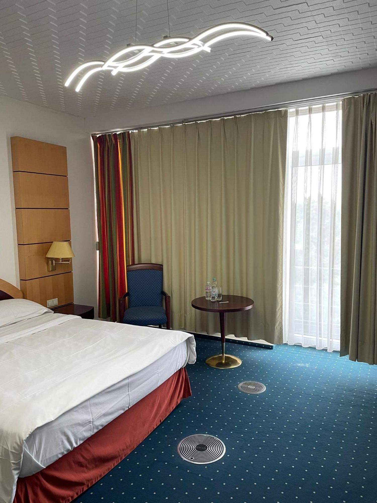 Eventhaus Aparthotel Panzweiler Bagian luar foto